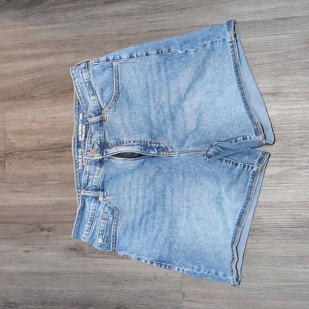 ✨SOLD✨ Torrid 7" Denim Shorts Sz 14 Vintage Stretch High Rise - Picture 5 of 9